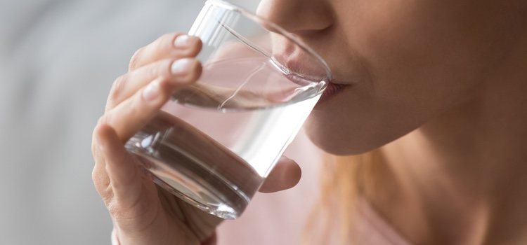 Beber agua con bicarbonato es un remedio casero