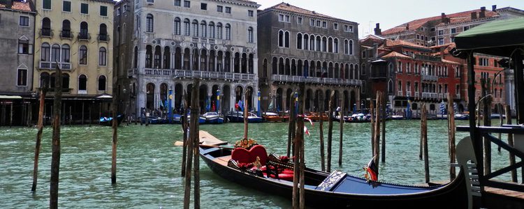 Venecia es una de las ciudades más románticas para ir con tu pareja y montar en góndola