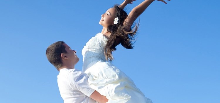 Los dos novios deben vestir de blanco en una boda por el rito maya